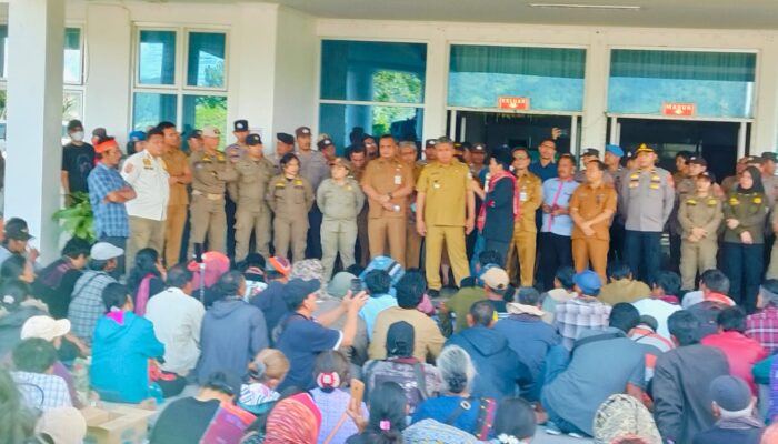 Ratusan Masyarakat Aliansi Gerakan Rakyat Tutup TPL Aksi Damai Ke Kantor DPRD Dan Bupati Taput