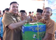 Bupati Agara Serahkan Bantuan Sosial Pemberdayaan KAT Dan Peletakan Batu Pertama Balai Sosial