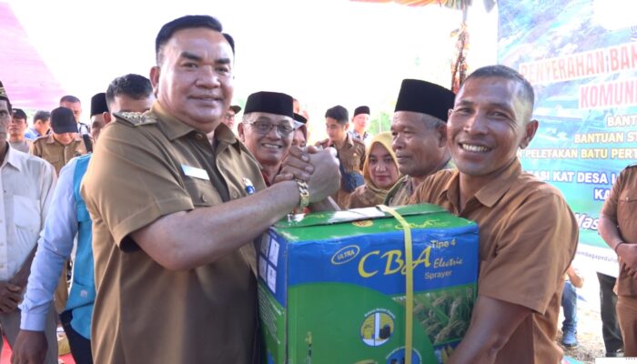 Bupati Agara Serahkan Bantuan Sosial Pemberdayaan KAT Dan Peletakan Batu Pertama Balai Sosial
