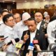 Menteri Energi dan Sumber Daya Mineral (ESDM) Bahlil Lahadalia, Direktur Jenderal Ketenagalistrikan Kementerian ESDM Jisman P Hutajulu, Direktur Jenderal Energi Baru Terbarukan dan Konservasi Energi Kementerian ESDM Eniya Listiani Dewi, Direktur Utama PLN Darmawan Prasodjo dan Tenaga Ahli Menteri ESDM Bidang Negosiasi, Diplomasi dan Kerjasama Mineral dan Batubara, Michael Wattimena dalam kesempatannya bersama media usai mengumumkan Rencana Usaha Penyediaan Tenaga Listrik (RUPTL) PLN 2025-2034 di Jakarta, Senin (26/5).