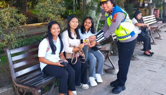 Polres P.Siantar Bagikan Brosur Tertib Berlalu Lintas Dan Stiker Layanan Polisi 110