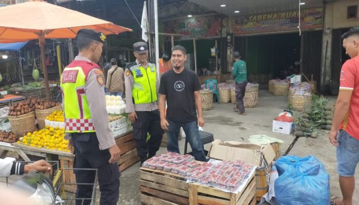 Personel Polsek Ingin Jaya Pantau Harga Dan Ketersediaan Sembako Di Pasar Tradisional