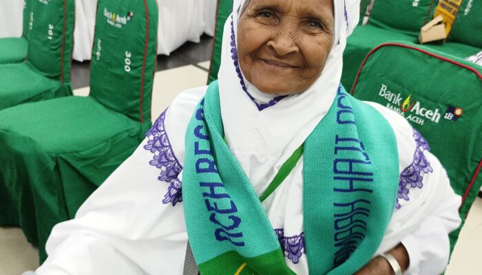 Nek Munira Yang Sering Tatap Pesawat Dari Sawahnya, Kini Sudah Di Makkah