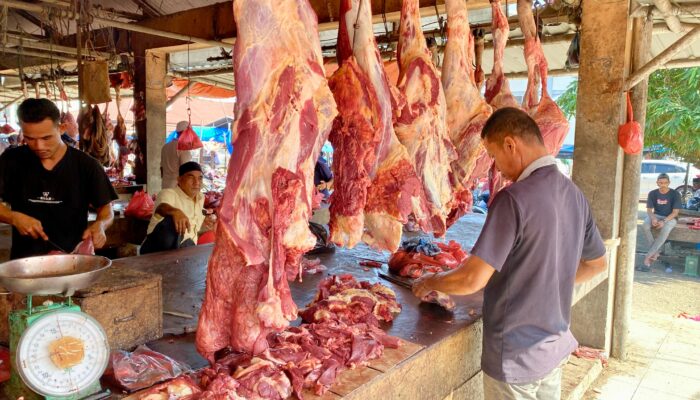 Harga Daging Di Pasar Induk Lambaro Masih Stabil