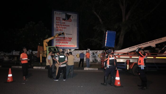 Illiza Pimpin Langsung Operasi Penertiban Baliho Ilegal