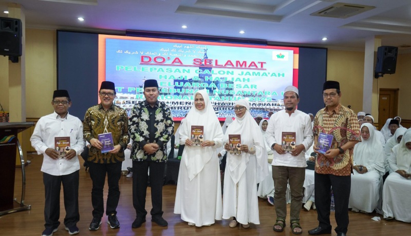 PARA calon haji/hajjah berfoto bersama Region Head PTPN IV Regional I, Rurianto, dalam acara Doa Selamat Calon Haji/Hajjah Keluarga Besar PTPN IV Regional I Tahun 1446 H/2025 M di Aula Sawit, Region Office PTPN IV Regional I, Jl. Sei Batanghari No. 2 Medan. Waspada/Ist