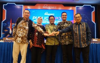 Jajaran Direksi Bank Sumut (dari kiri) Direktur Kepatuhan Eksir, Direktur Keuangan dan TI Arieta Aryanti, Direktur Utama Babay Parid Wazdi, Direktur Bisnis Dan Syariah Syafrizalsyah, dan Direktur Pemasaran Hadi Sucipto, foto bersama usai kegiatan Public Expose Kinerja Keuangan Triwulan I Tahun 2025. Waspada/Ist