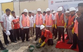 SEKRETARIS DPP PKS BPW Sumbagut, Irfan Aulia MPSi, bersiap meletakkan batu pertama pembangunan kembali kantor pusat DPW PKS Sumut yang berlokasi di Jalan Kenanga Raya, Medan Selayang, Kamis (1/5). Waspada/partono budy
