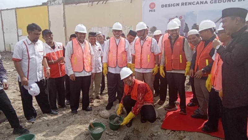 SEKRETARIS DPP PKS BPW Sumbagut, Irfan Aulia MPSi, bersiap meletakkan batu pertama pembangunan kembali kantor pusat DPW PKS Sumut yang berlokasi di Jalan Kenanga Raya, Medan Selayang, Kamis (1/5). Waspada/partono budy