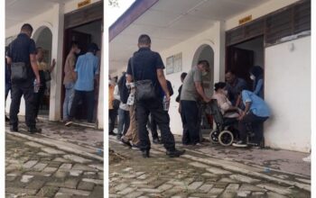 Para preman berdiri di pintu masuk ruang sidang PN Lubukpakam yang bersidang di Labuhandeli dan mendorong terdakwa Ninawati usai menjalani sidang cepat tersebut, Rabu (30/4). Waspada/Andi Aria Tirtayasa