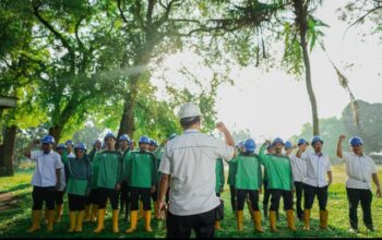Karyawan PTPN IV PalmCo saat mengikuti morning brieving. PalmCo menyatakan menjamin keselamatan dan kesehatan kerja karyawannya melalui pembangunan budaya K3 yang berkelanjutan. Untuk itu pada tahun ini sertifikasi SMK3 di lingkungan perusahaan menyasar 11 Unit disamping 160 kebun/pabrik yang telah tersertifikasi K3. Waspada/ist