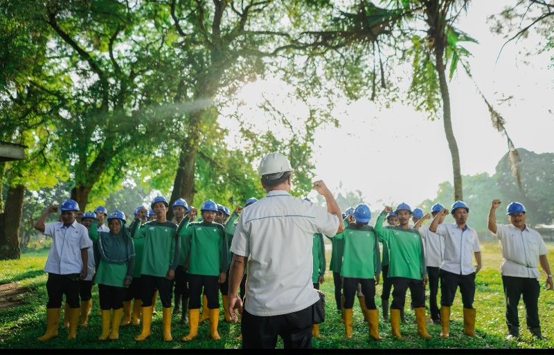 Karyawan PTPN IV PalmCo saat mengikuti morning brieving. PalmCo menyatakan menjamin keselamatan dan kesehatan kerja karyawannya melalui pembangunan budaya K3 yang berkelanjutan. Untuk itu pada tahun ini sertifikasi SMK3 di lingkungan perusahaan menyasar 11 Unit disamping 160 kebun/pabrik yang telah tersertifikasi K3. Waspada/ist