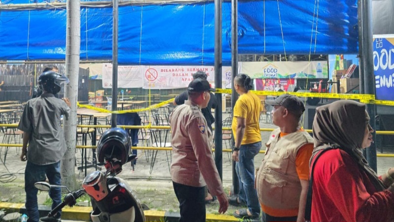 Polda Sumut Gerebek Judi Ketangkasan Di Yanglim Plaza, 10 Orang Ditetapkan Tersangka Petugas saat melakukan penggerebekan judi ketangkasan di food court Yanglim Plaza, Jumat (2/5). Waspada/Ist