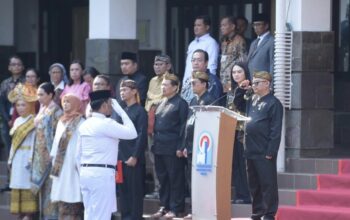 Pimpin Upacara Hardiknas 2025, Mendikdasmen Serukan Partisipasi Semesta untuk Pendidikan Nasional