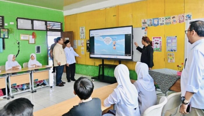 Hadiri Hardiknas 2025, Presiden Prabowo Saksikan Pembelajaran dengan Teknologi Smart Board