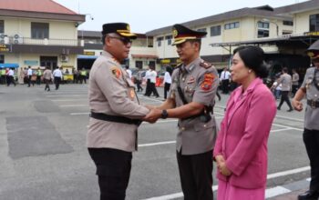 KAPOLRESTABES Medan Kombes Gidion Arif Setyawan mengucapkan selamat kepada AKBP Rudy Silaen yang dilantik sebagai Wakapolrestabes Medan usai memimpin acara serahterima jabatan di Mapolrestabes Medan, Sabtu (3/5). Waspada/Ist