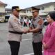 KAPOLRESTABES Medan Kombes Gidion Arif Setyawan mengucapkan selamat kepada AKBP Rudy Silaen yang dilantik sebagai Wakapolrestabes Medan usai memimpin acara serahterima jabatan di Mapolrestabes Medan, Sabtu (3/5). Waspada/Ist