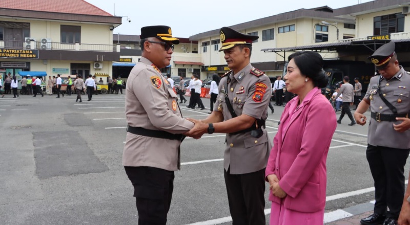 Sertijab Sejumlah Perwira Dan Kapolsek, Kapolrestabes Medan Gelorakan Kerja Sama Semua Pihak KAPOLRESTABES Medan Kombes Gidion Arif Setyawan mengucapkan selamat kepada AKBP Rudy Silaen yang dilantik sebagai Wakapolrestabes Medan usai memimpin acara serahterima jabatan di Mapolrestabes Medan, Sabtu (3/5). Waspada/Ist