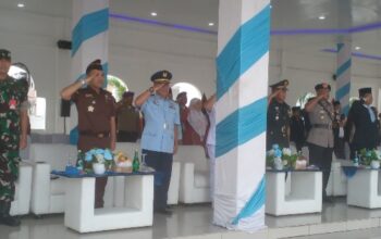 KEPALA Kejaksaan Tinggi Sumatera Utara Idianto, SH, MH yang diwakili Koordinator Bidang Intelijen Yos A Tarigan, SH,MH menghadiri upacara peringatan Hari Pendidikan Nasional (Hardiknas) 2025 di Lapangan Astaka, Jalan Williem Iskandar, Deliserdang, Jumat (2/5/2025). Waspada/ist