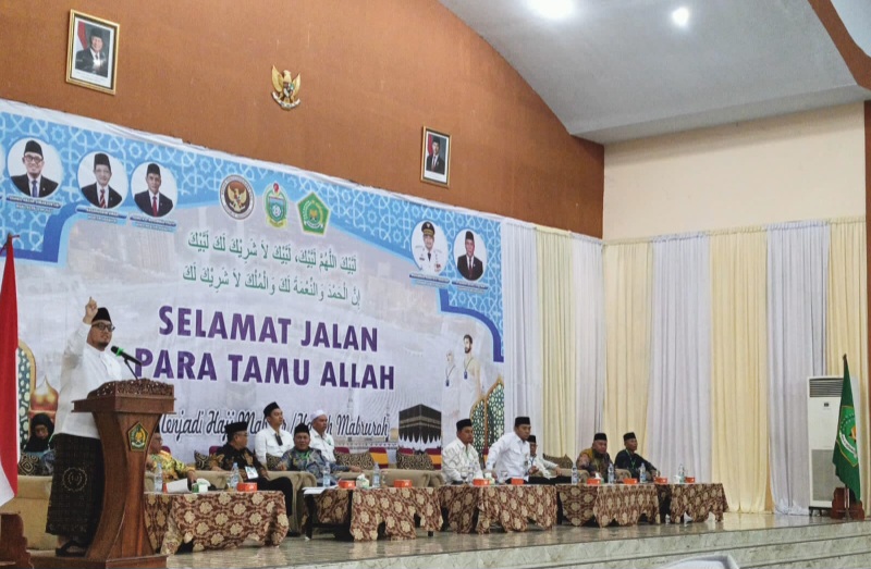 Calhaj Kloter 02 Embarkasi Medan Dilepas Wakil Ketua BP Haji, Didoakan Raih Haji Mabrur WAKIL Ketua Badan Penyelenggara Haji (BP Haji) Dr. Dahnil Anzar Simanjuntak melepas secara resmi Jamaah calon haji (Calhaj) Kelompok terbang (Kloter) 02 asal Deliserdang dari Aula Madinatul Hajj Asrama Haji Embarkasi Medan, Sabtu (3/5) malam. Waspada/Anum Purba