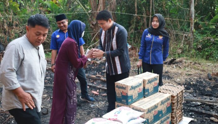 Ricky Anthony Salurkan Bantuan Untuk Korban Kebakaran Di Langkat