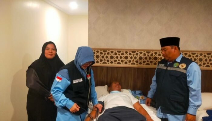 Petugas Kloter 09 KNO Visitasi Rutin Pantau Kesehatan Calhaj