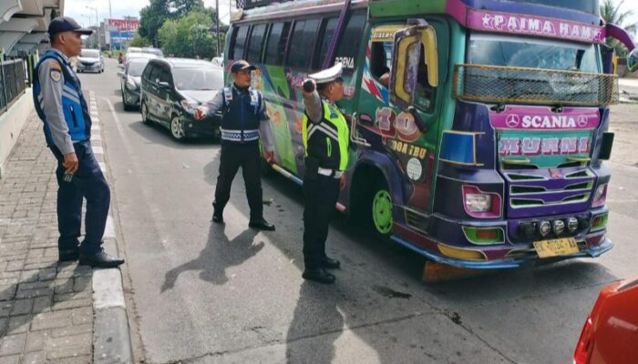 Sebabkan Kemacetan Lalin Di Jl. Jamin Ginting, Belasan Bus AKDP Ditilang
