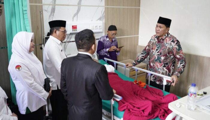 Ketua PPIH Embarkasi Medan Jenguk Jamaah Technical Landing