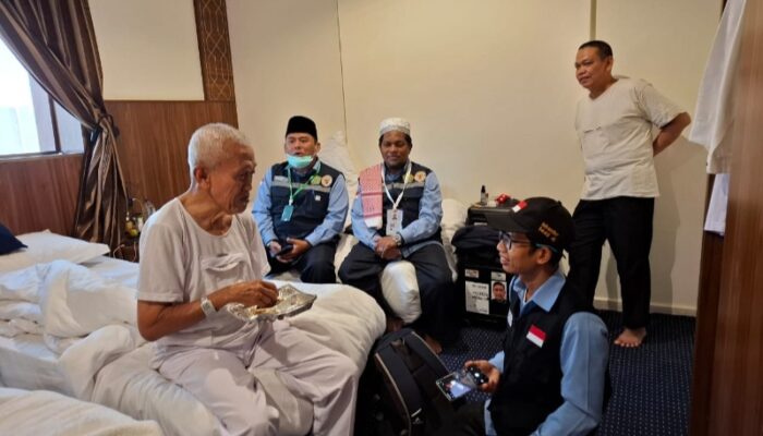 Petugas Kloter 09 KNO Visitasi Kesehatan Calhaj Melalui Pendekatan Medis Dan Spiritual