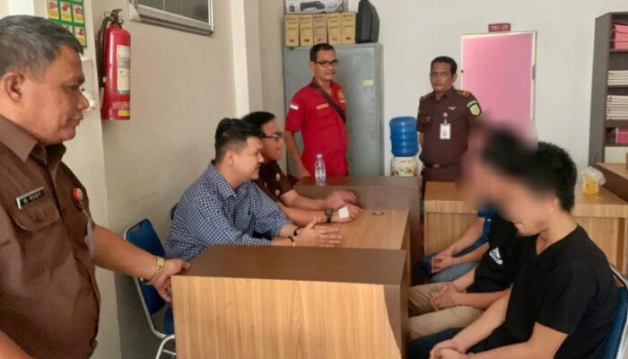 Kejari Medan Terima Tersangka Kurir Ganja 151 Kg Dari Kejagung