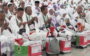 CALHAJ Kloter 14 Embarkasi Medan diberangkatkan dari Aula Madinatul Hajj Asrama Haji Medan. Waspada/Anum Purba