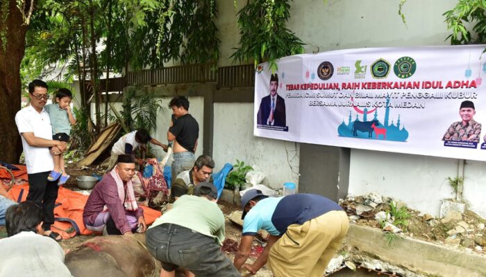 Pemuda ICMI Orwil Sumut Kurban Bersama Warga Medan