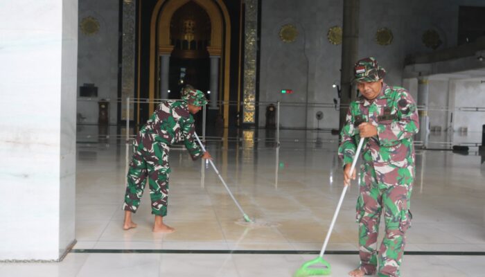 Ratusan Prajurit TNI Gotong-royong Bersihkan Masjid Agung Lhokseumawe Jelang Idul Adha