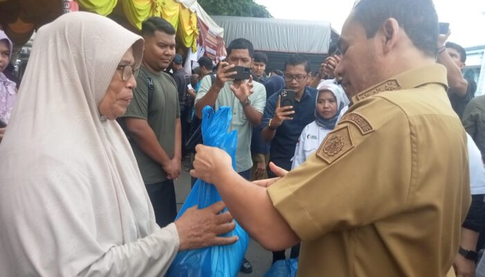 Wali Kota Semangati Warga Lhokseumawe Serbu Pasar Murah