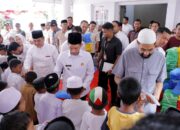 Mualem Santuni 3.000 Anak Yatim Di Tiga Kabupaten Jelang Idul Adha