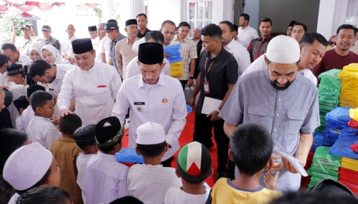 Mualem Santuni 3.000 Anak Yatim Di Tiga Kabupaten Jelang Idul Adha