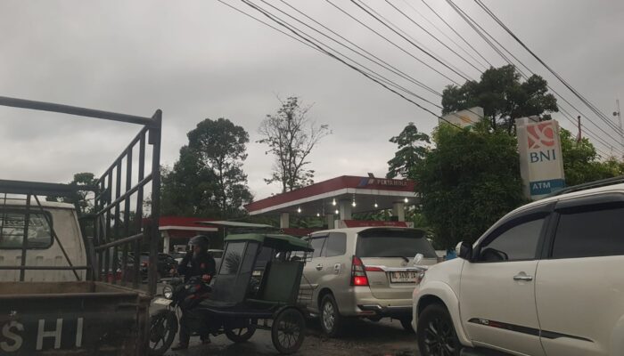 Antrean Panjang Di SPBU Kasman Lizar