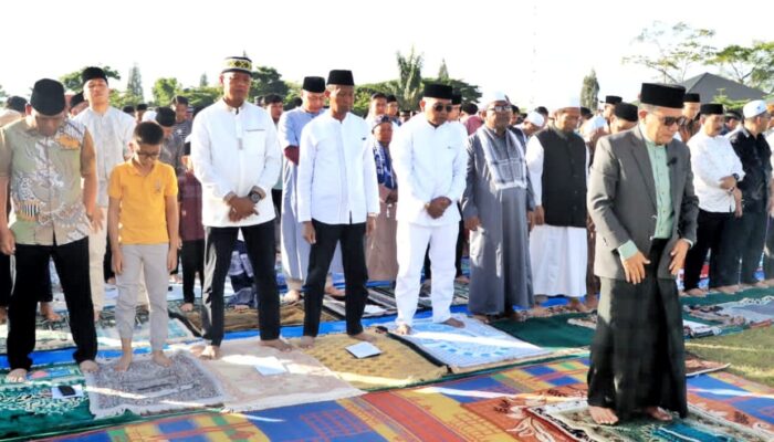 Bupati Dan Ribuan Jemaah Hadiri Salat Idul Adha Di Kantor Bupati Simalungun
