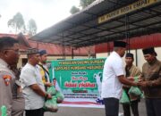 Kapolres Humbahas Bagikan Daging Kurban