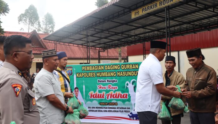 Kapolres Humbahas Bagikan Daging Kurban