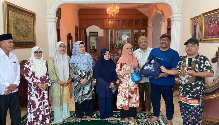 Wakil Ketua DPR Aceh Ali Basrah Serahkan Daging Kurban Kepada Warga SKKAT