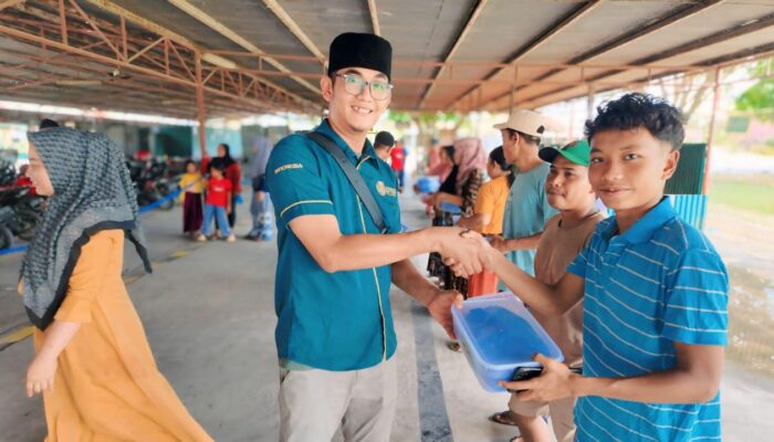 Regal Springs Indonesia Salurkan Daging Kurban Untuk Komunitas