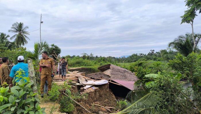 Dua Rumah Ambruk Akibat Longsor