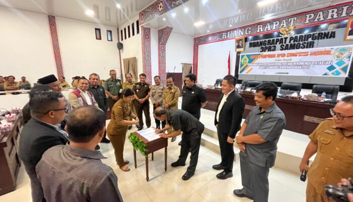 Bupati Samosir Terima Rekomendasi DPRD Atas LKPJ 2024