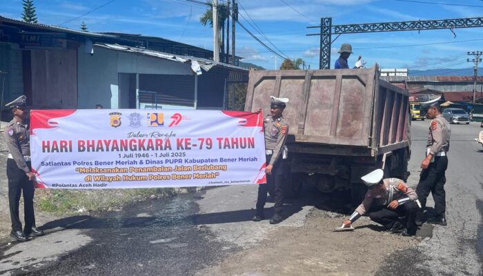 Polres Bener Meriah Perbaiki Jalan Rusak, Sambut Hari Bhayangkara Ke-79