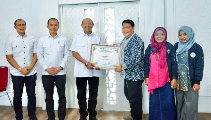 Syah Afandin Trrima Penghargaan Komunikasi Publik Terbaik Dari Mahasiswa S3 UINSU