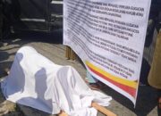 Bawa Keranda Mayat, Massa Tuntut Ketua PN Bangkinang Dicopot