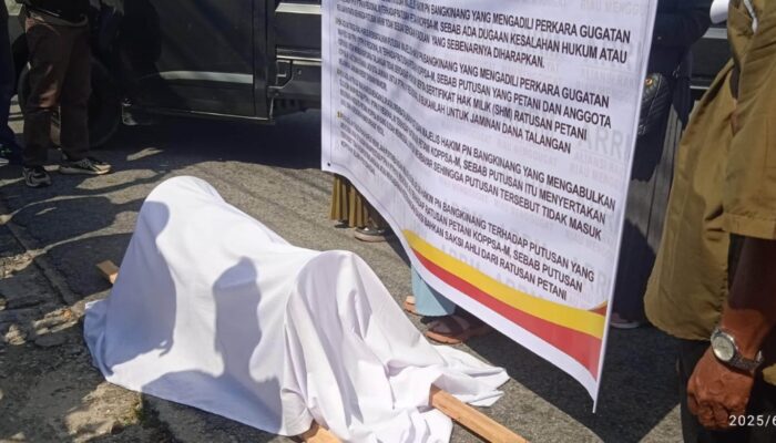 Bawa Keranda Mayat, Massa Tuntut Ketua PN Bangkinang Dicopot