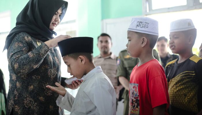 Wabup Madina Santuni Anak Yatim Di Nagajuang