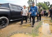 Dihampiri Warga Ketika Meninjau Jalan Rusak Di Tuntungan, Rico Waas: Akan Segera Diperbaiki Jalan Dan Lampu Penerangan